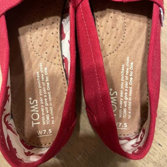 Red Toms 7.5, worn once! - Picture 2 of 3